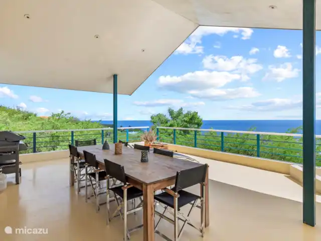 Villa Korsou, Plage de Cas Abou | Curaçao, Banda Abou (ouest), Cas Abao - villa Porche ombragé spacieux avec coin repas et vue à 180 degrés sur la mer.