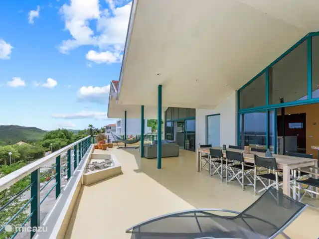 Villa Korsou, Plage de Cas Abou | Curaçao, Banda Abou (ouest), Cas Abao - villa Porche ombragé spacieux avec salon et salle à manger et vue à 180 degrés sur la mer.