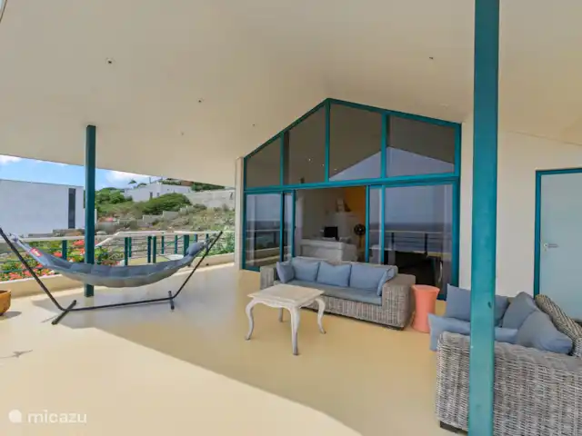 Villa Korsou, Plage de Cas Abou | Curaçao, Banda Abou (ouest), Cas Abao - villa Porche ombragé spacieux avec salon et salle à manger et vue à 180 degrés sur la mer.