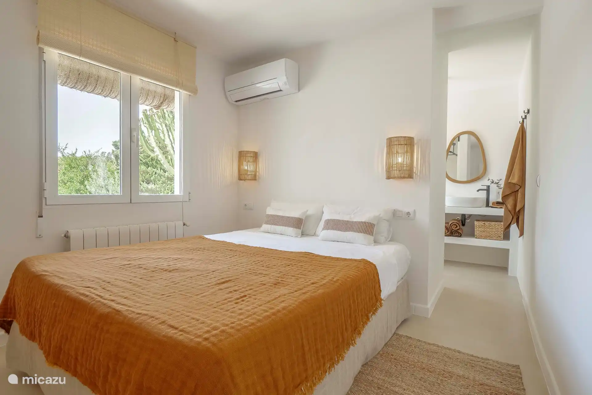 Chambre 1 avec lit 160cm et salle de bain attenante