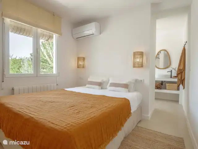 Casa Julio en España, Costa Blanca, Benissa - villa Dormitorio 1 con cama de 160cm y baño en suite