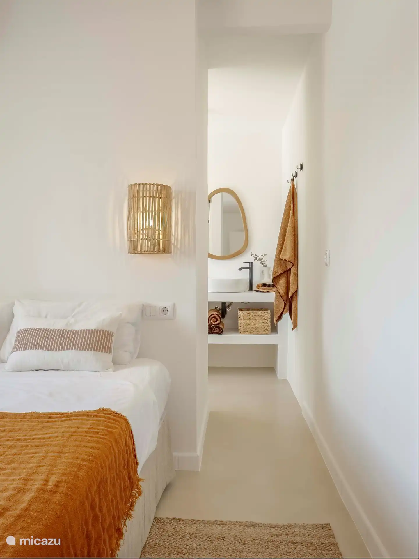 Chambre 1 avec lit 160cm et salle de bain attenante