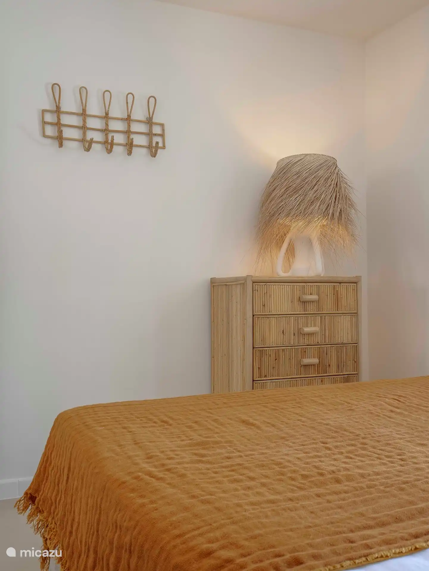 Chambre 1 avec lit 160cm et salle de bain attenante