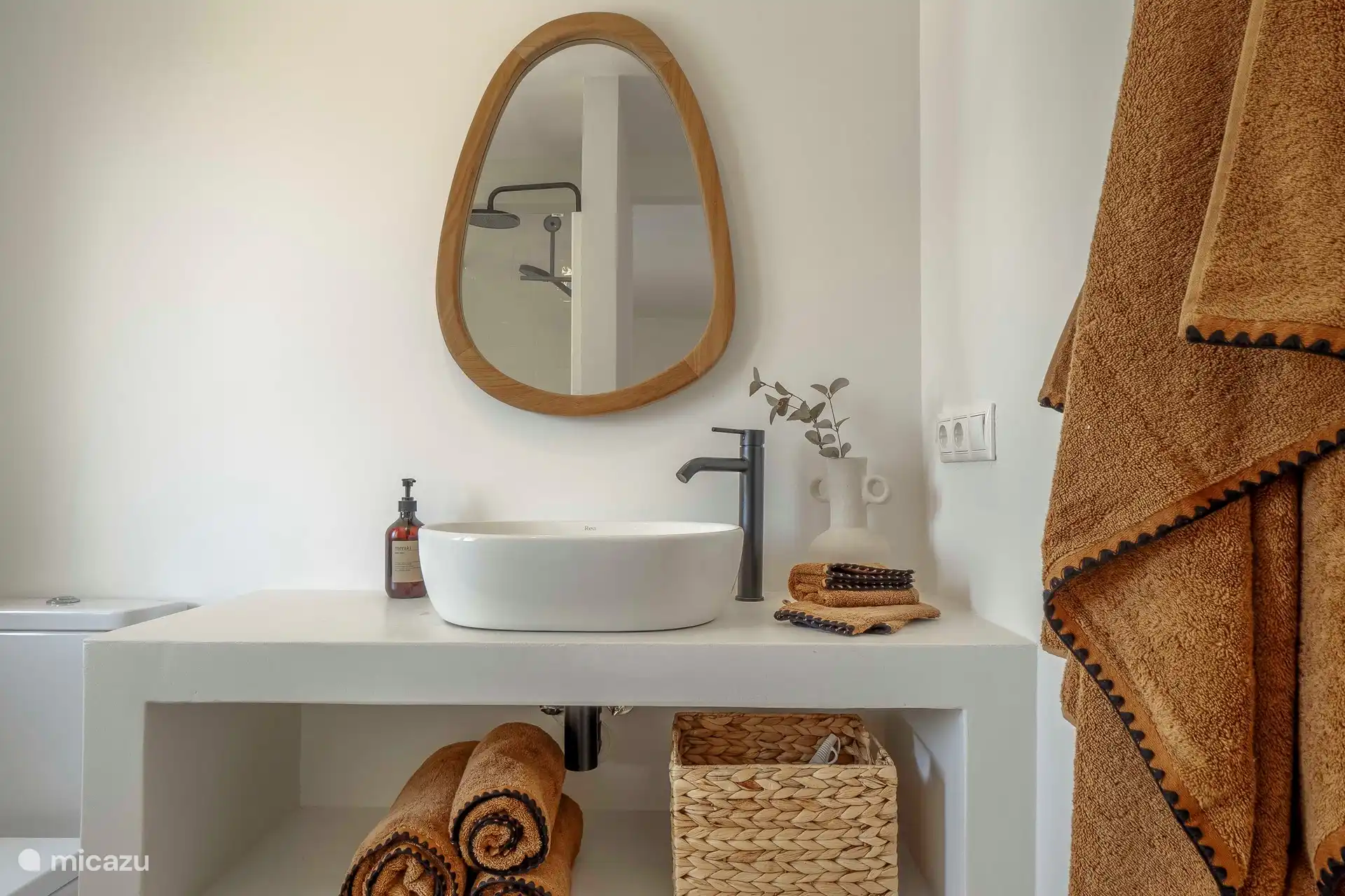 Chambre 1 avec lit 160cm et salle de bain attenante