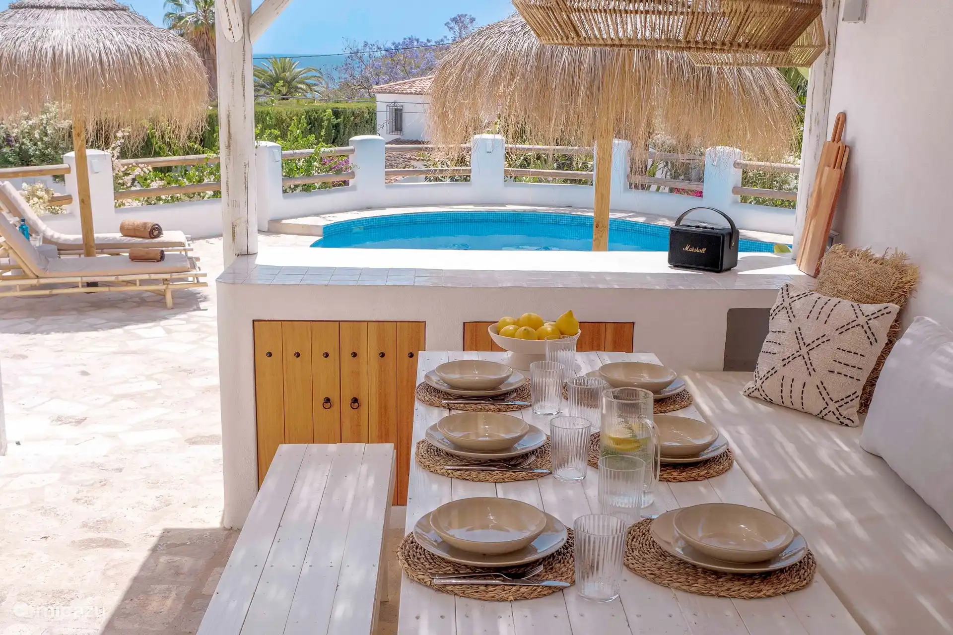 Terrasse pergola ombragée avec vue sur la piscine et la mer