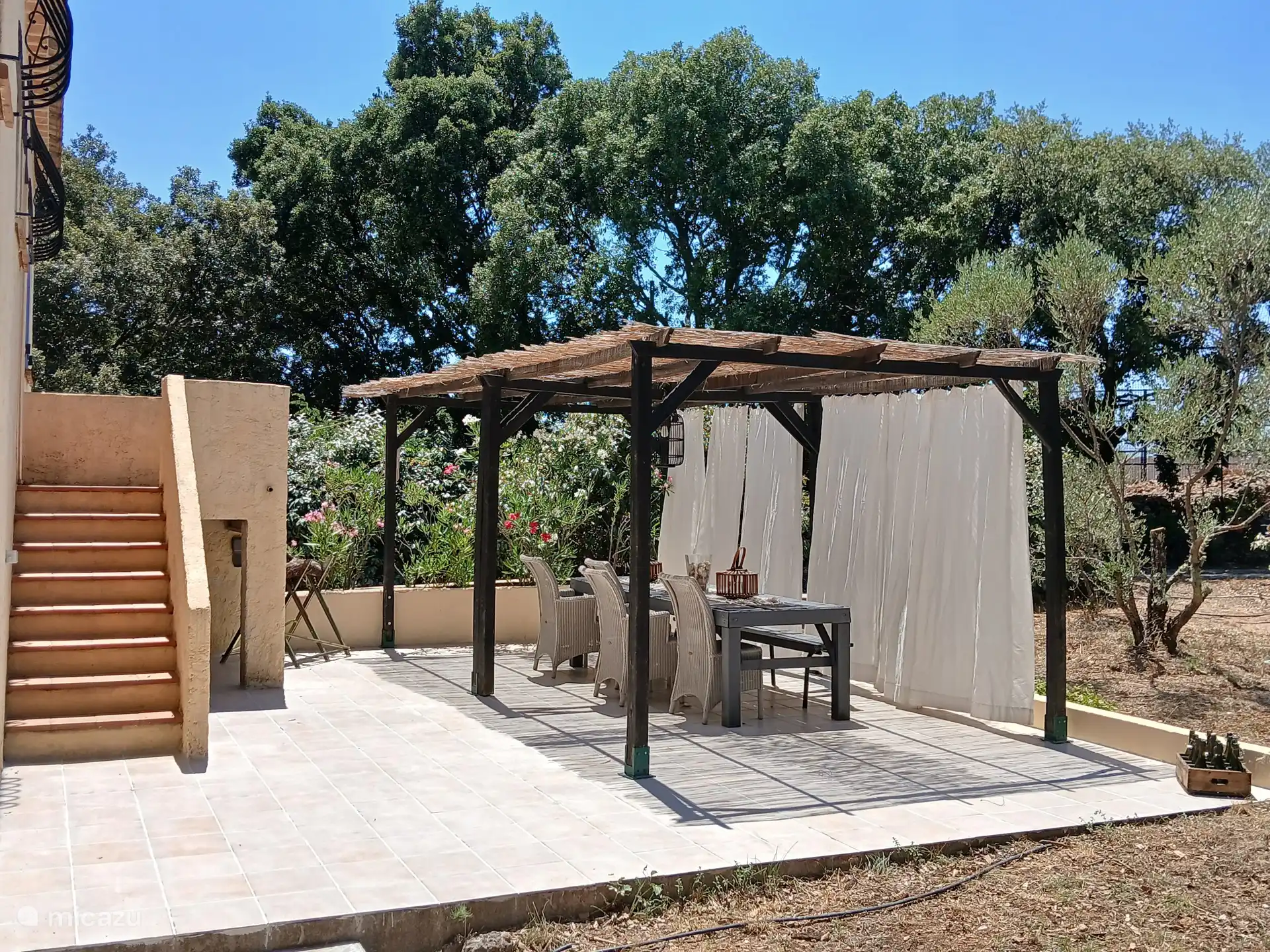 Achter terras recent voorzien van plavuizen