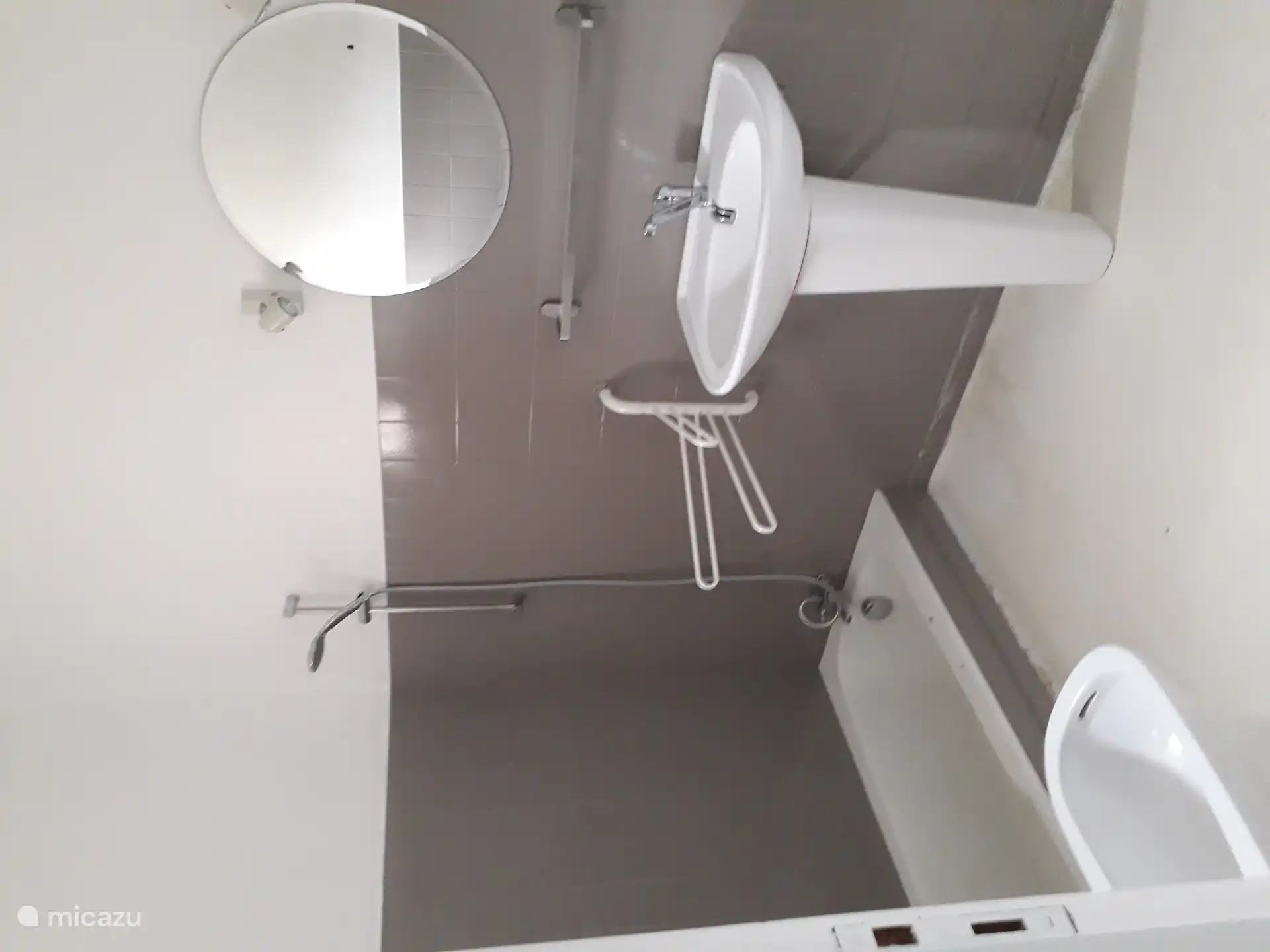 2nd bathroom, 1st floor