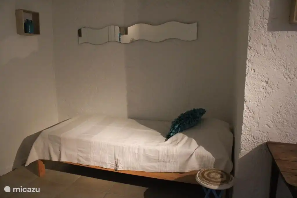 spacious sitting/bedroom studio. 2x 1 person bed