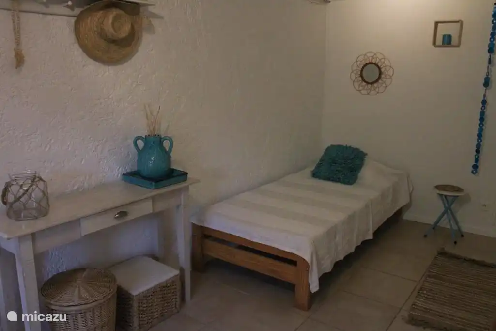 spacious sitting/bedroom studio. 2x 1 person bed