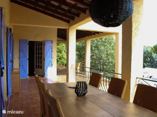 Villa Marie | France, Var, Cotignac - villa coin repas terrasse 1er étage cuisine et séjour adjacents donnant sur la piscine