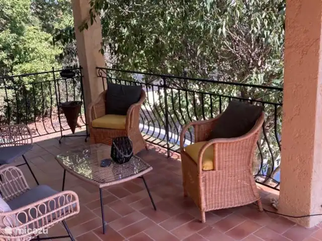 Villa Marie | France, Var, Cotignac - villa coin salon terrasse 1er étage cuisine et séjour adjacents donnant sur la piscine