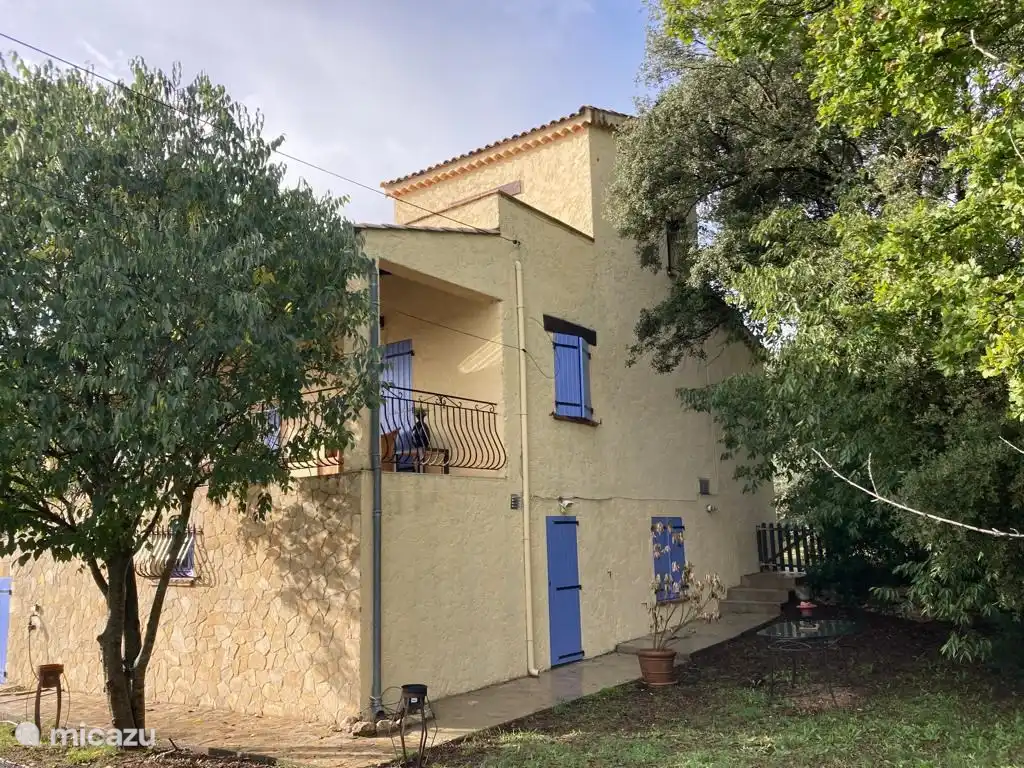 entrance studio (ground floor)