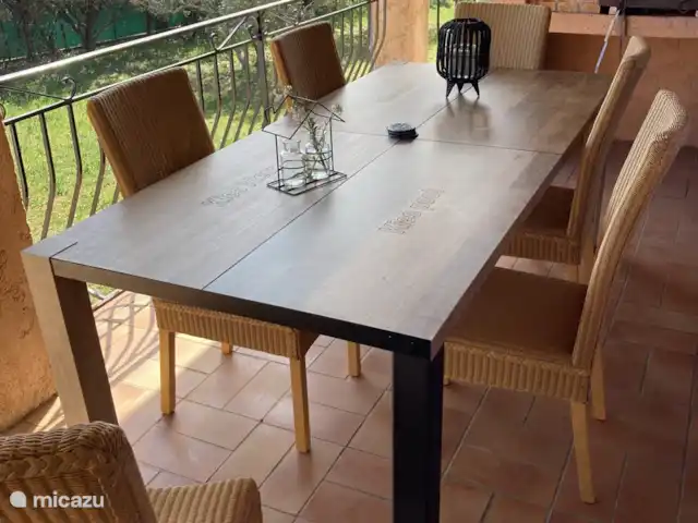 Villa Marie | France, Var, Cotignac - villa table à manger terrasse avec cuisine extérieure