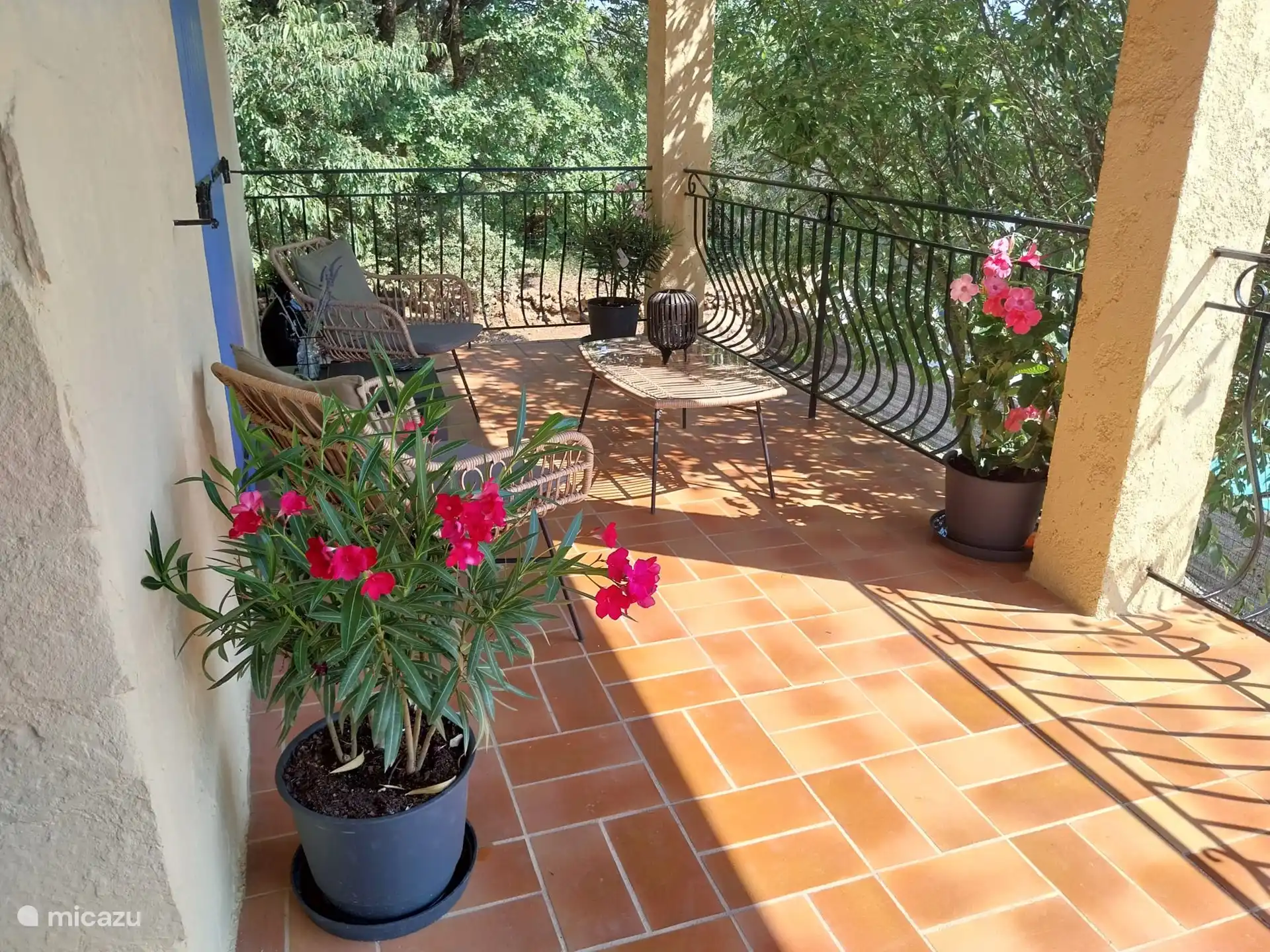 sitting area, terrace, 1st floor, adjoining kitchen and living room overlooking the pool