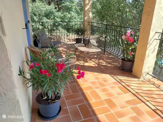 Villa Marie | France, Var, Cotignac - villa coin salon, terrasse, 1er étage, cuisine et salon attenants donnant sur la piscine