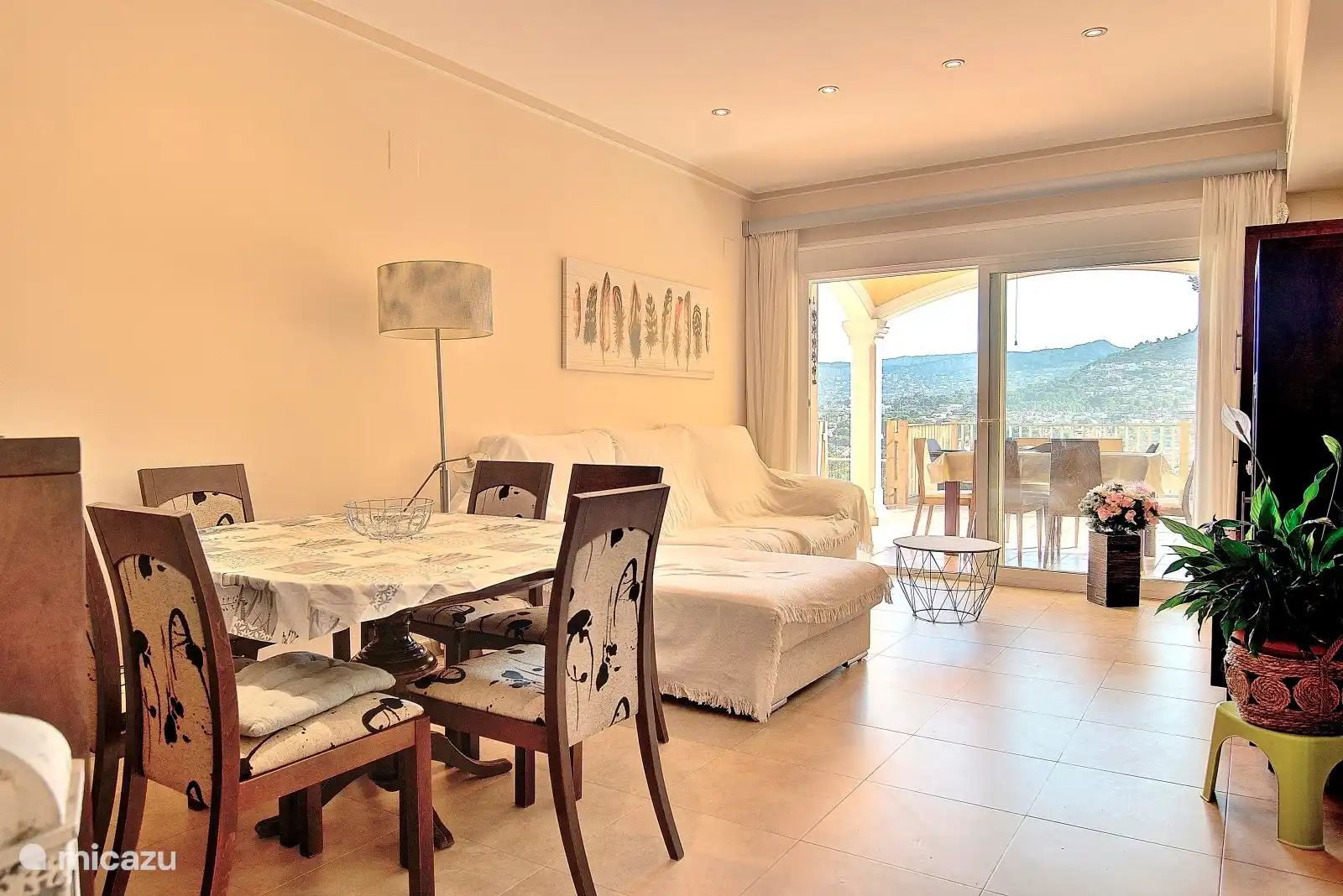 Salon/Salle à manger, on y retrouve un garde-robe sur pied avec plusieurs compartiments. Vous y trouverez des verres de vin, d'eau, de champagne et de whisky.
A la télévision vous profiterez de vos contenus préférés sur Netflix, Prime Video, Youtube, Disney+, Appel tv et bien plus encore.