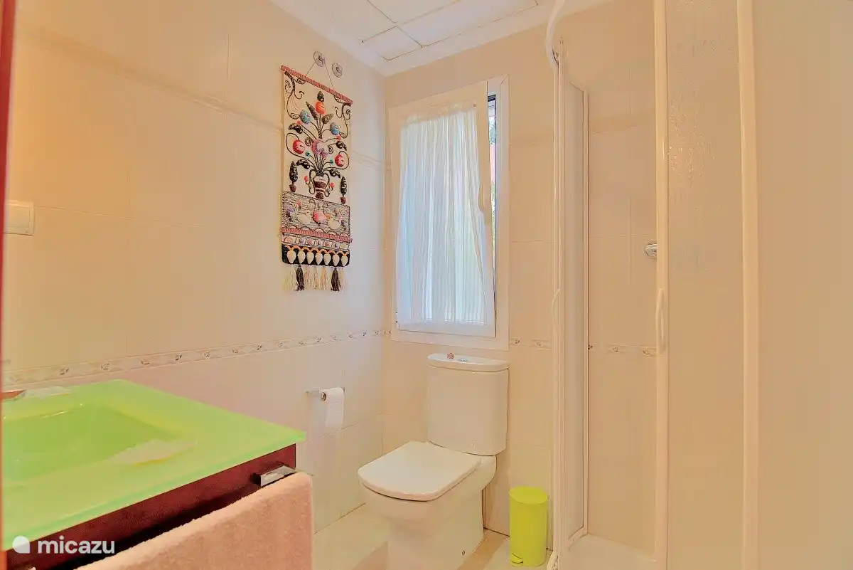 Salle de bain au rez-de-chaussée