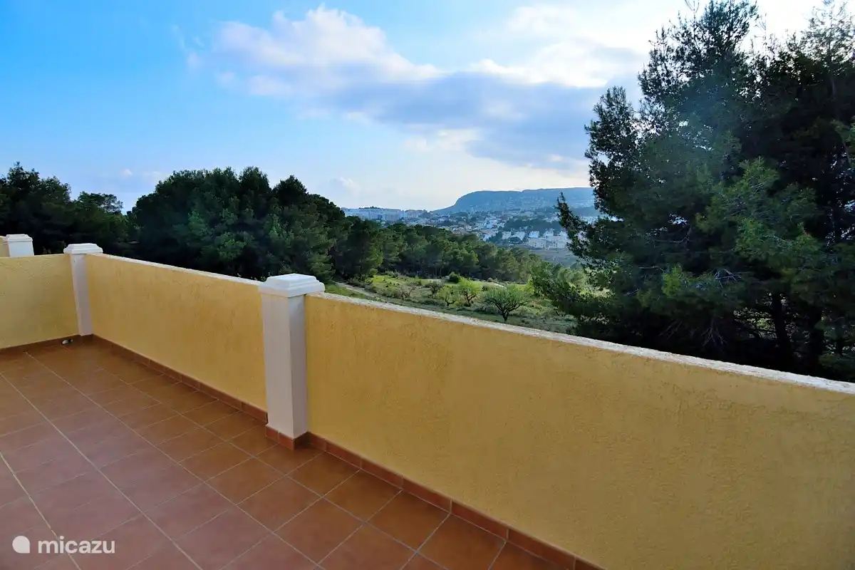 Terrasse / Solarium premier étage Il y a une terrasse pour bronzer et il y a aussi une table ronde avec deux chaises confortables pour lire un livre ou simplement profiter de la vue sur la campagne et les montagnes.