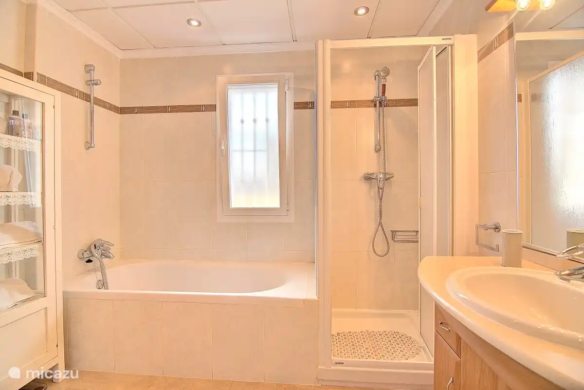 Salle de bain attenante au premier étage