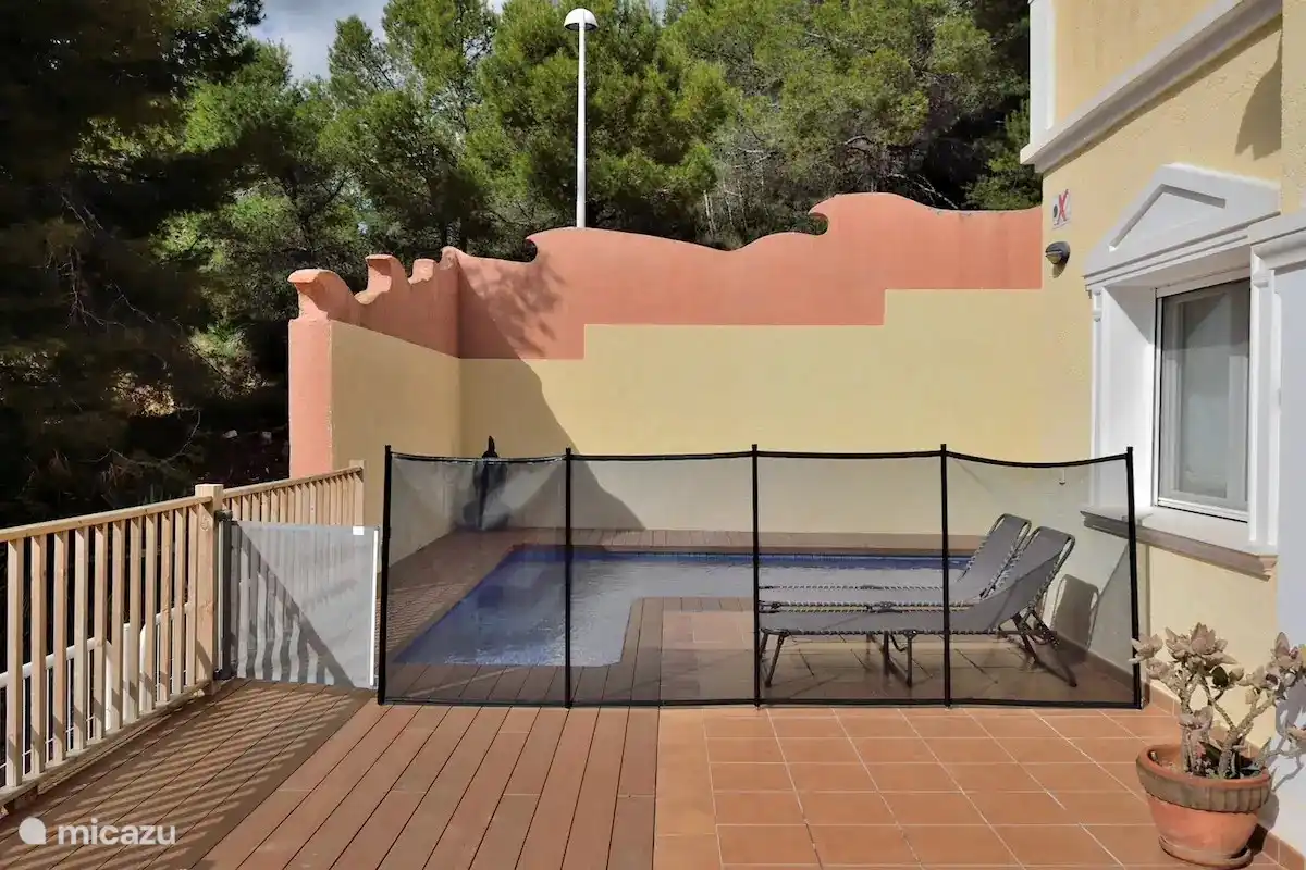 Piscine privée avec filet de sécurité enfant (amovible)