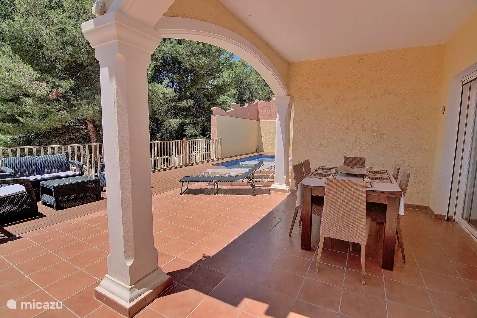 Terrasse couverte Terrasse couverte Sur la terrasse il y a une grande table à manger avec 6 chaises avec une nappe pour la protéger