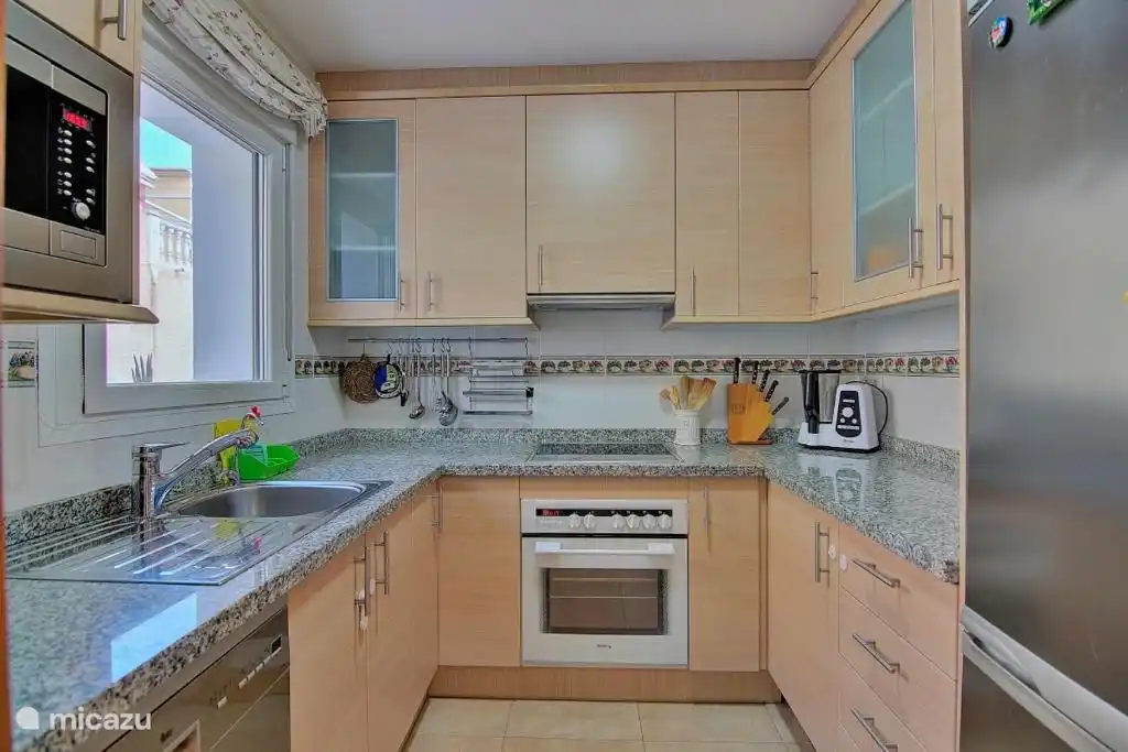 Cuisine entièrement équipée avec tout le confort pour cuisiner. Four, induction, grand réfrigérateur et congélateur, lave-vaisselle (les boutons du lave-vaisselle sont très délicats et doivent être appuyés doucement et délicatement, jamais fort <9), robot culinaire, grille-pain, machine à sandwich, etc.