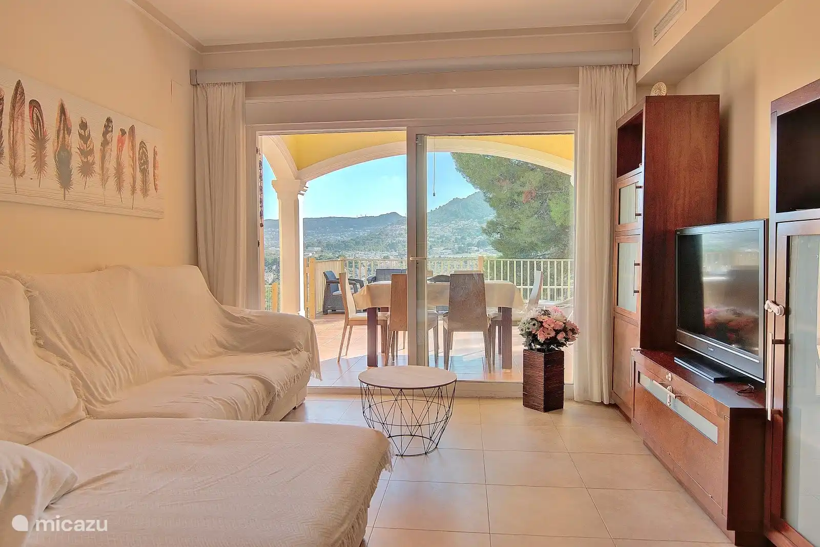 Il y a une table avec une chaise par convive et diverses nappes dans un tiroir. Un nouveau grand canapé avec deux housses sur le dessus pour protéger le tissu au cas où il serait taché. Si un produit alimentaire ou une boisson tombe, vous devez l'essuyer rapidement avec un chiffon humide pour le nettoyer. Devant, il y a une petite table.