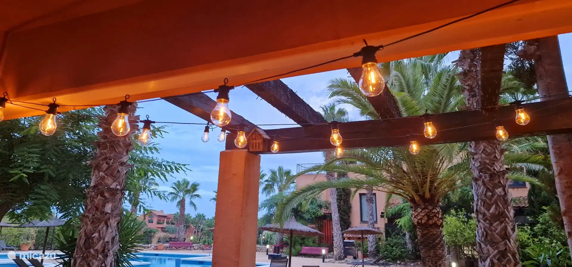 La terrasse privée est équipée d’un éclairage d’ambiance. Le jardin de la cour est également magnifiquement éclairé le soir