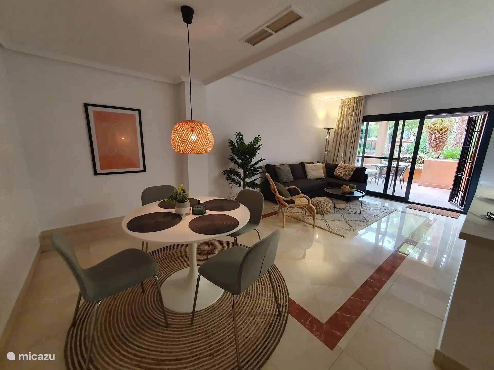 Le salon avec une photo du côté de la table à manger.