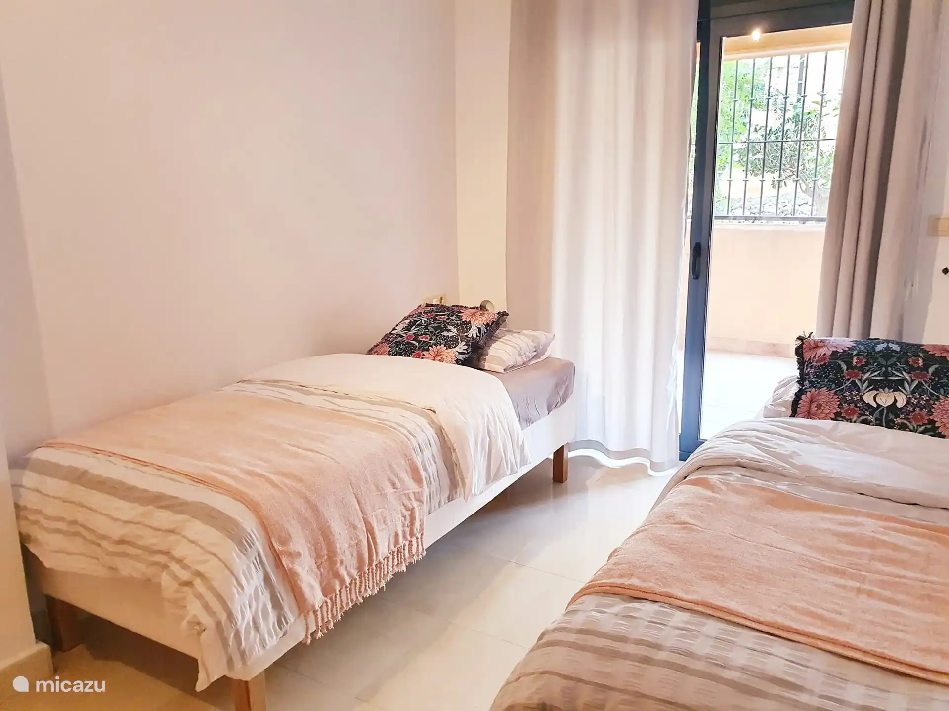 Chambre avec deux lits simples.