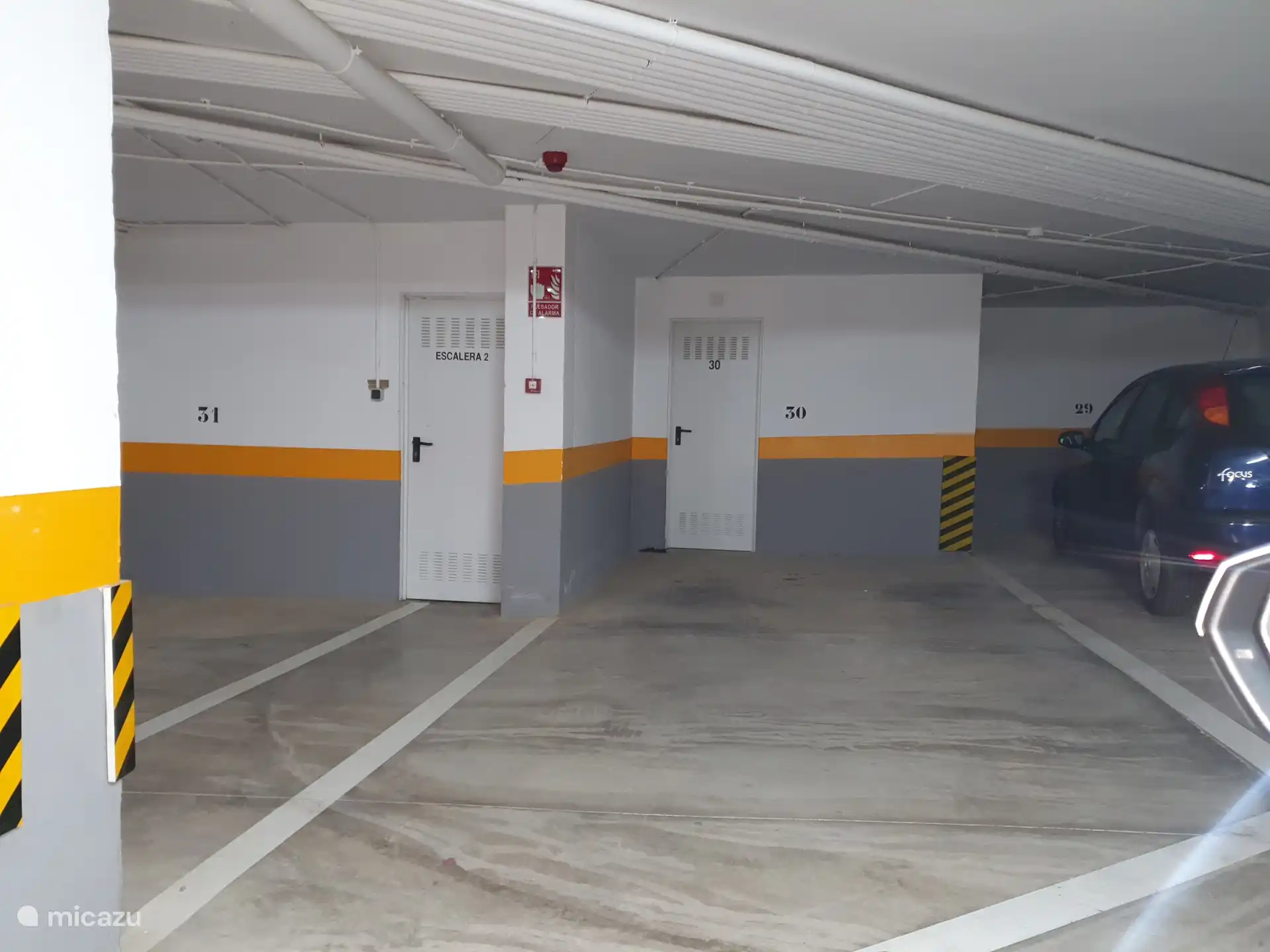 L’appartement dispose de sa propre place de parking et d’un cabanon privé