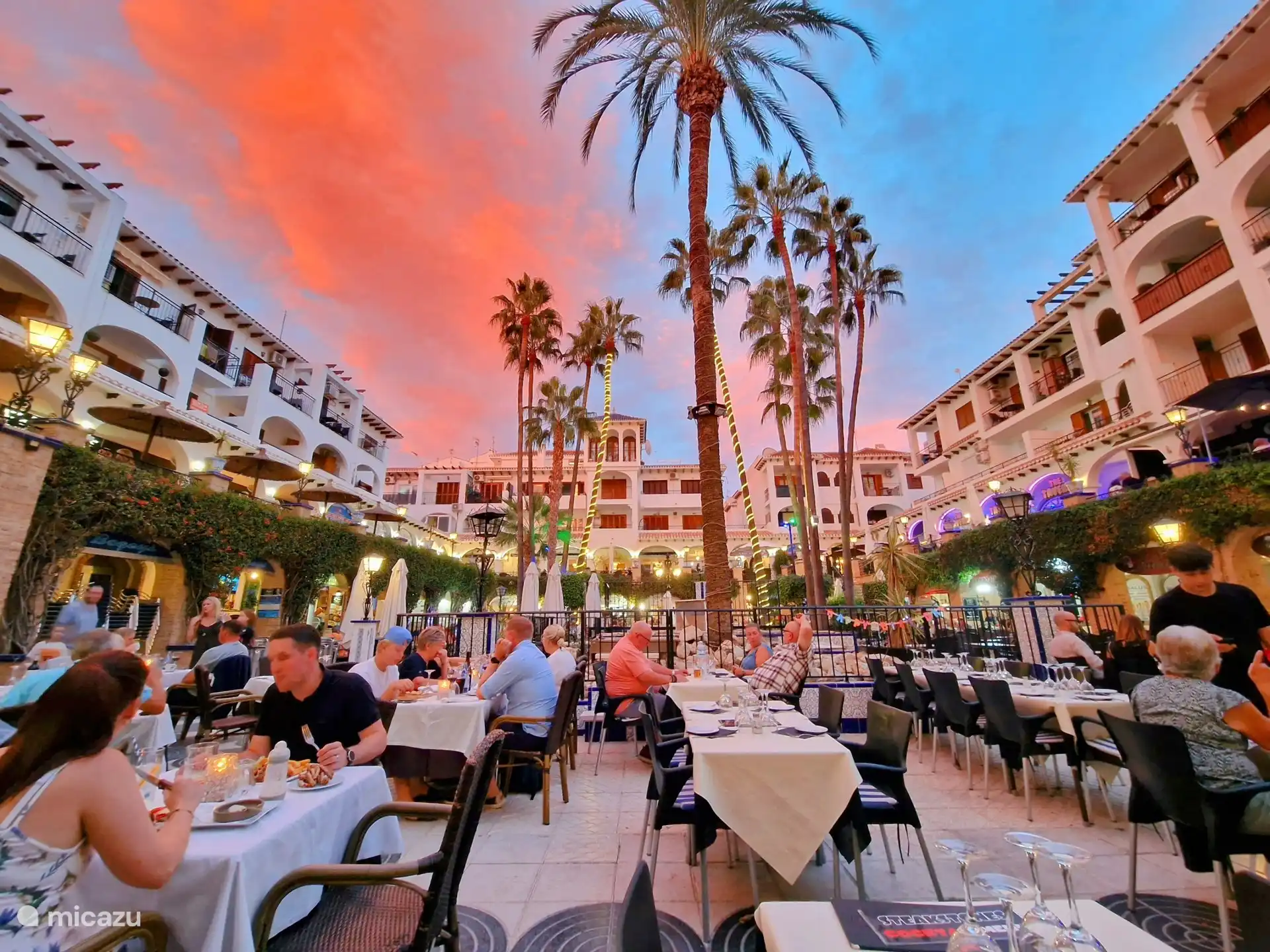 À distance de marche de l’appartement, une belle place avec plus de 35 restaurants et bars.