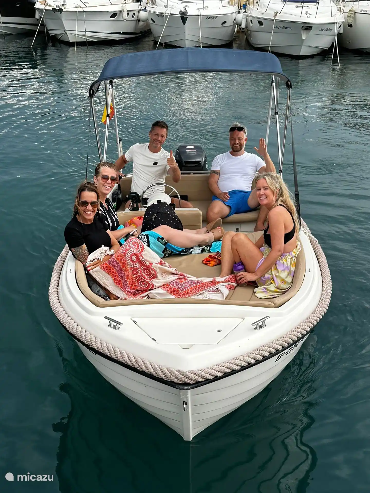 Plusieurs sports nautiques à proximité. Pour un prix abordable, comme ce bateau.