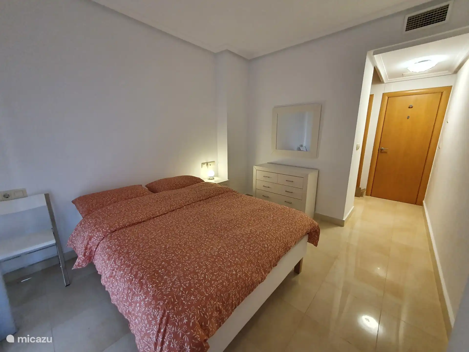 Chambre très spacieuse avec placards, accès à la terrasse arrière et salle de bain privée très spacieuse.
