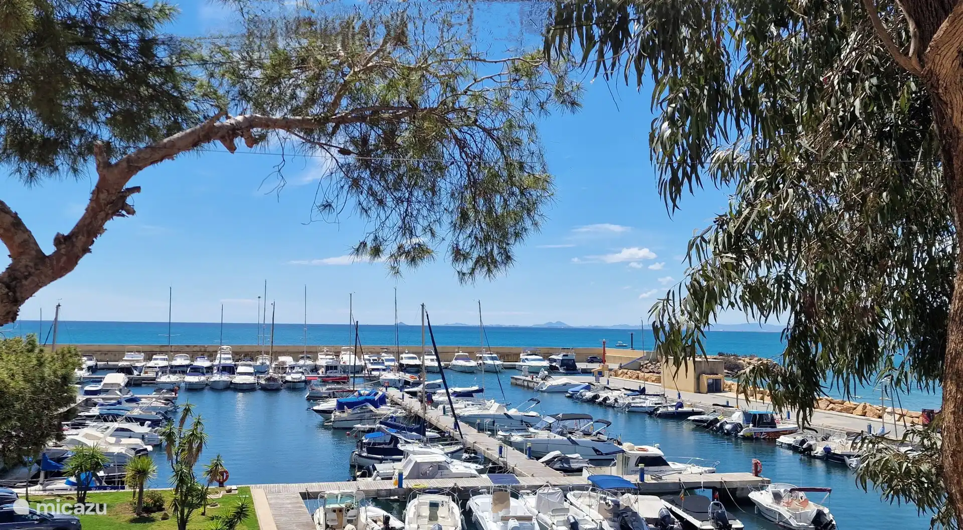 Au cours d’une belle promenade, où vous pourrez regarder le littoral le long d’un chemin plus élevé, vous passerez également par ce magnifique port, où vous pourrez également louer un bateau vous-même.