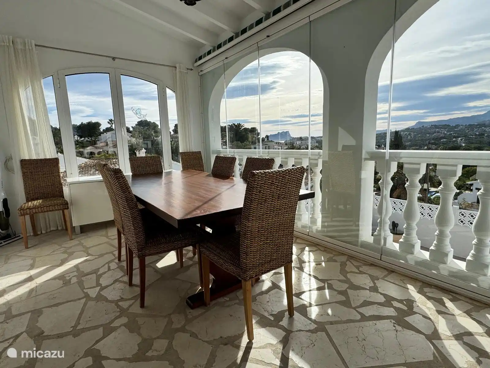 Gran naya cubierta con vistas a Moraira e Ifach.