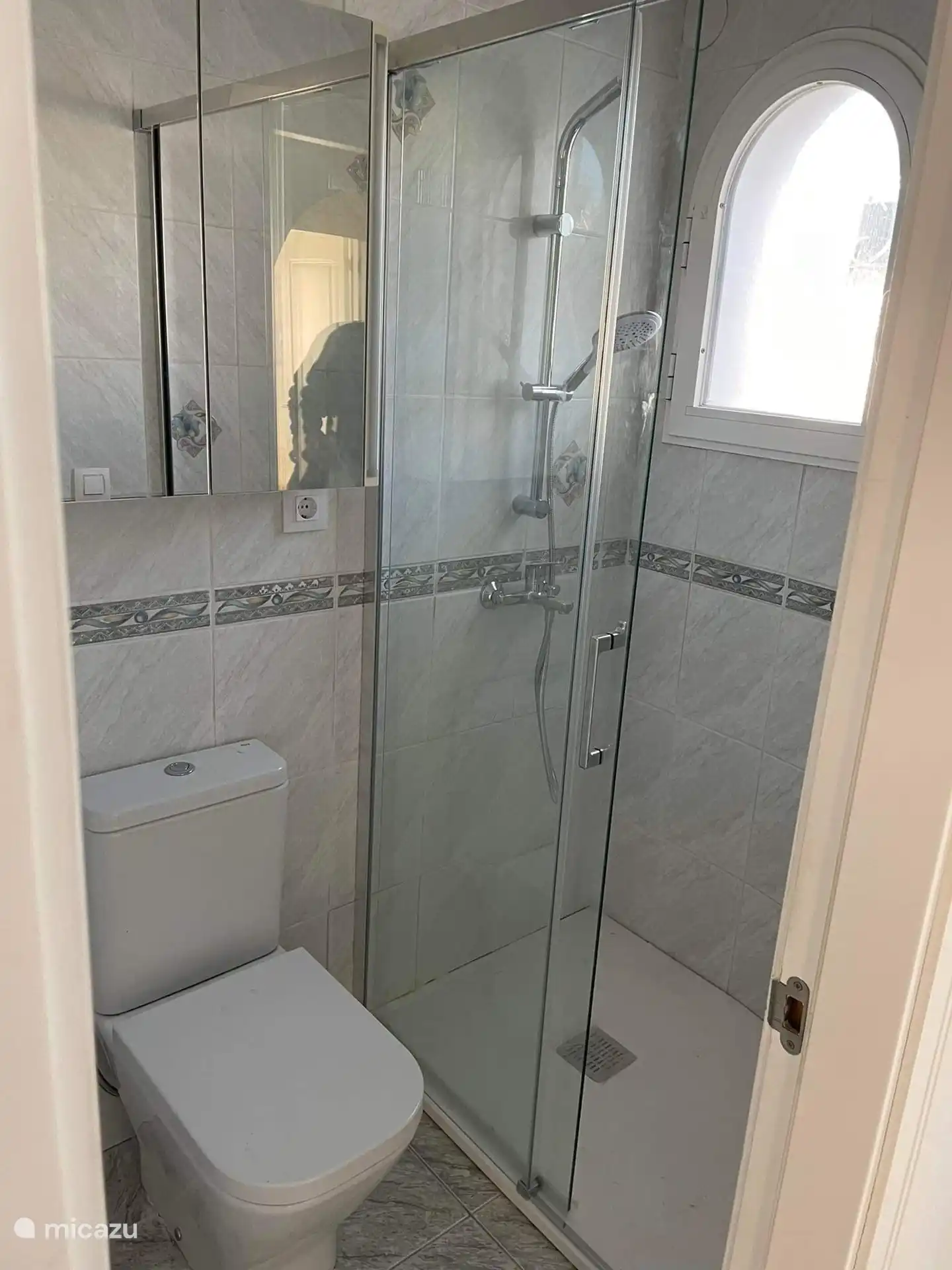 Salle de bain avec douche au deuxième étage.