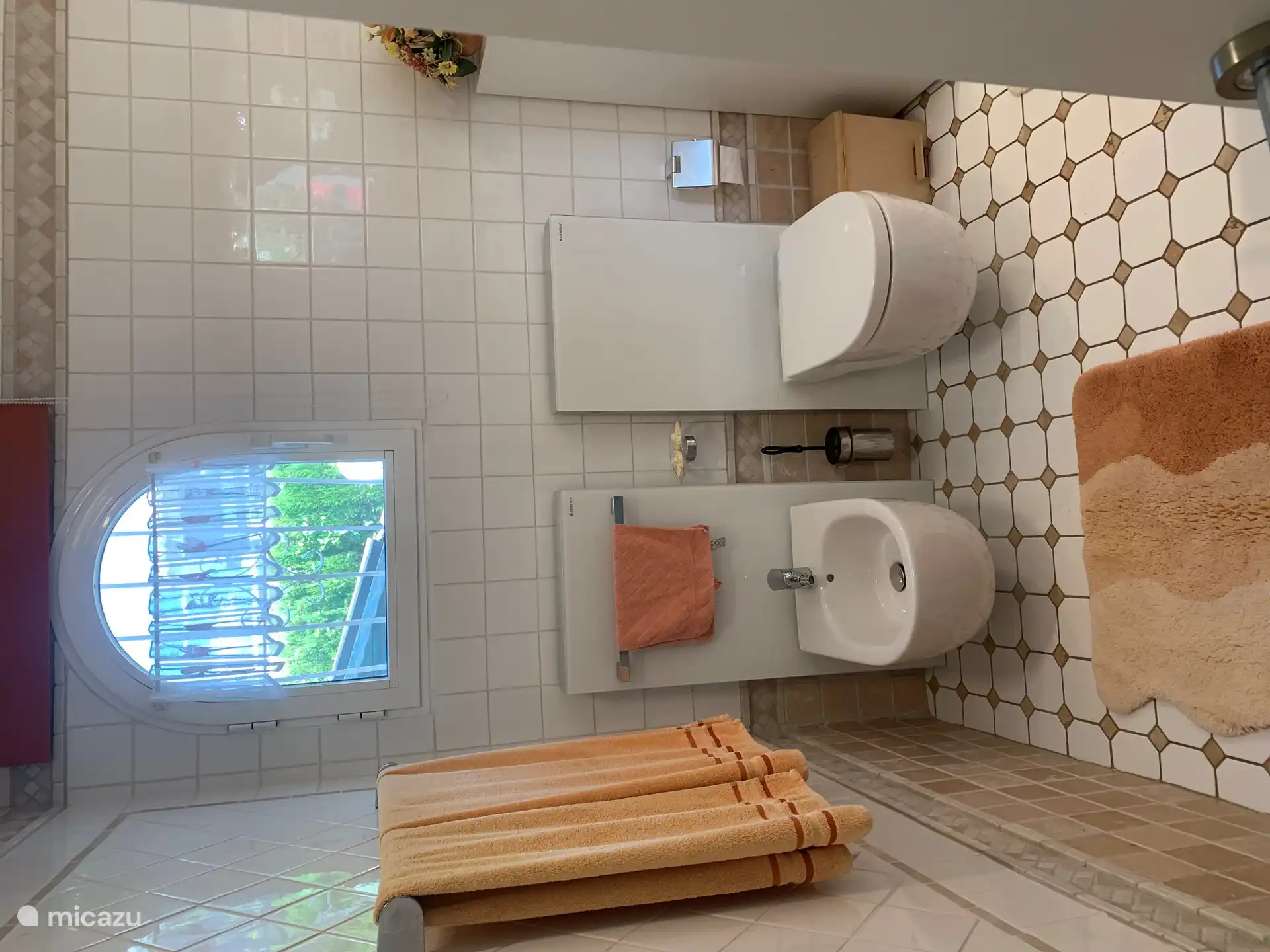 Grande salle de bain au deuxième étage.