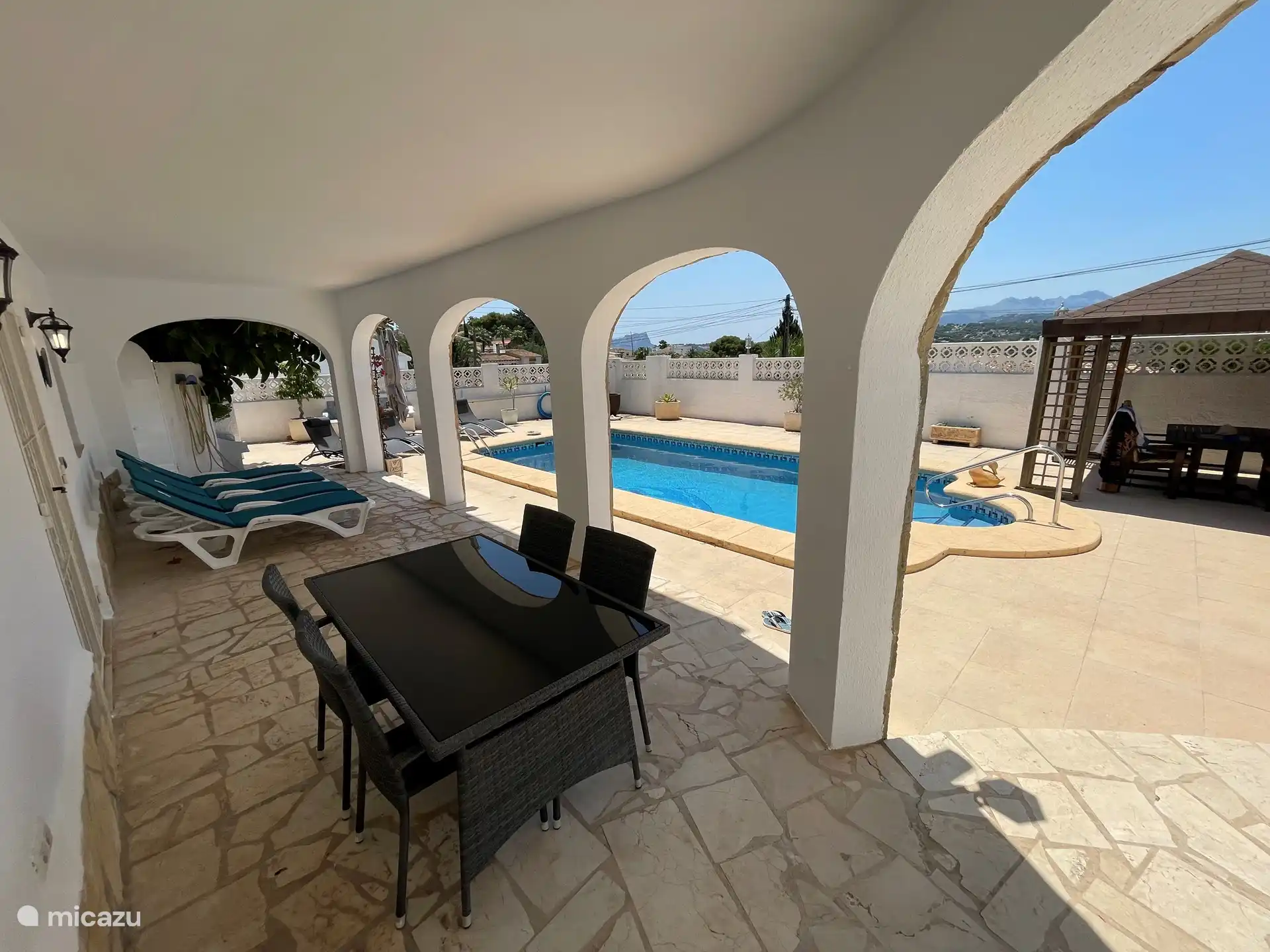 La piscine offre du soleil et de l'ombre.