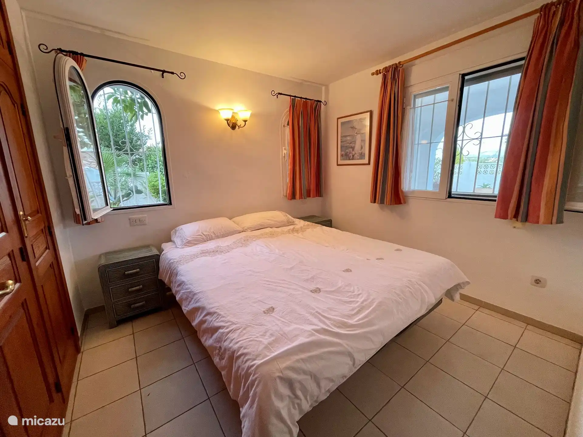 Chambre principale dans l'appartement au niveau de la piscine.