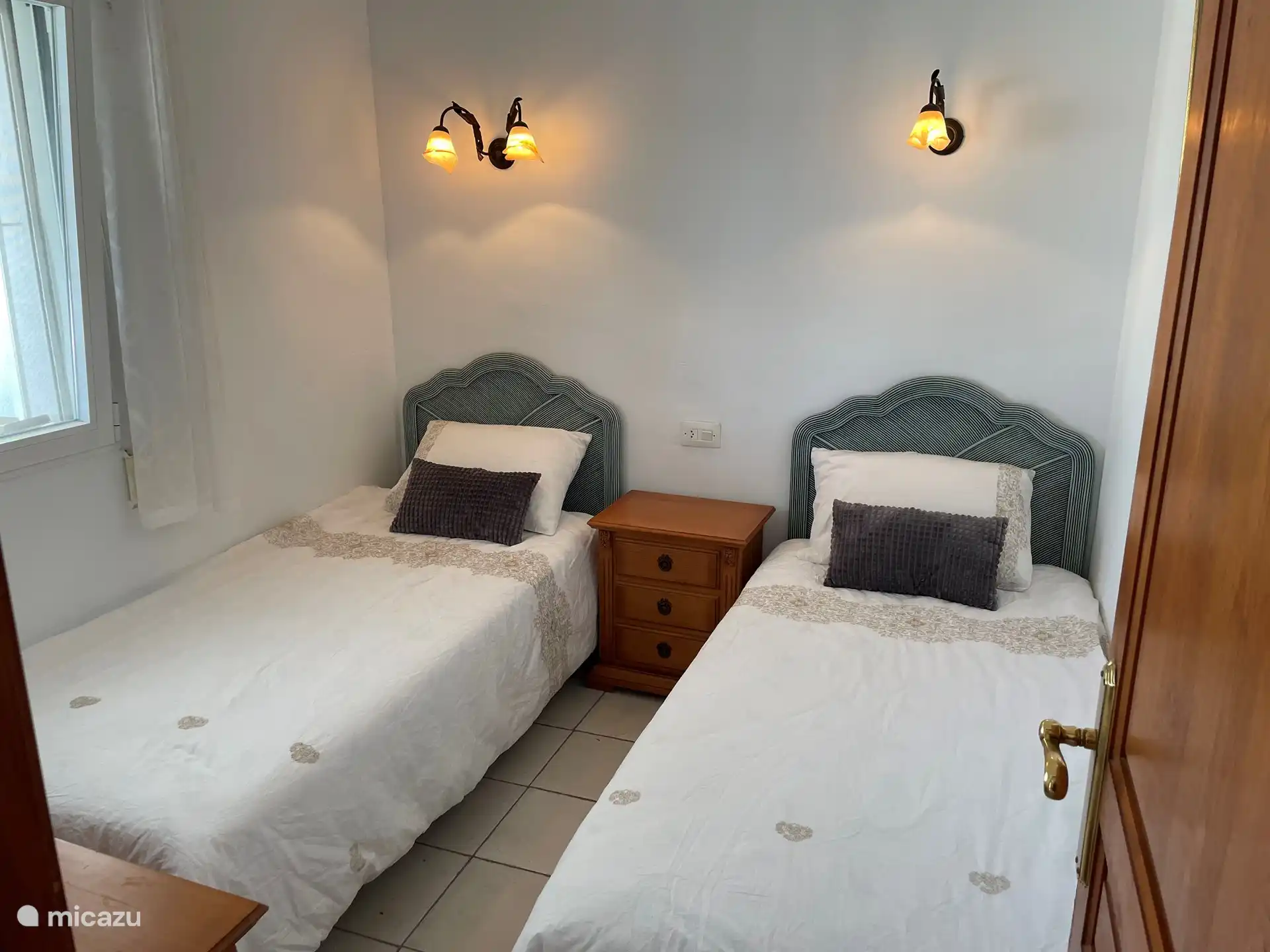 Chambre double dans l'appartement au niveau de la piscine.