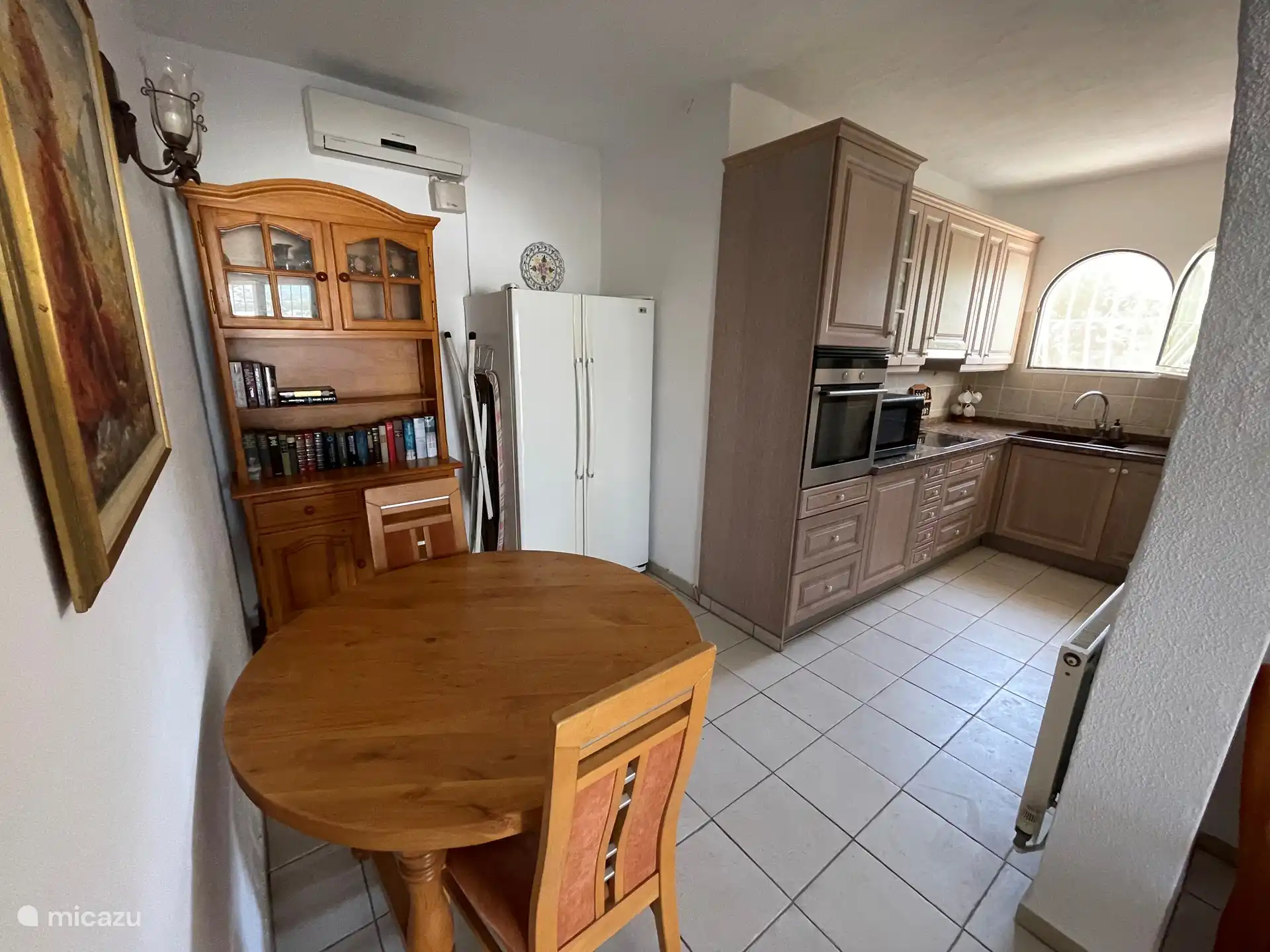 Kitchenette et coin repas dans l'appartement au niveau de la piscine,
