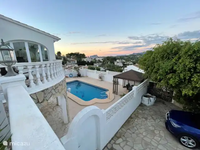 Villa, très bien situé, piscine privée | Espagne, Costa Blanca, Moraira - villa La vue depuis la grande terrasse et un aperçu du parking pouvant accueillir jusqu'à 4 voitures.