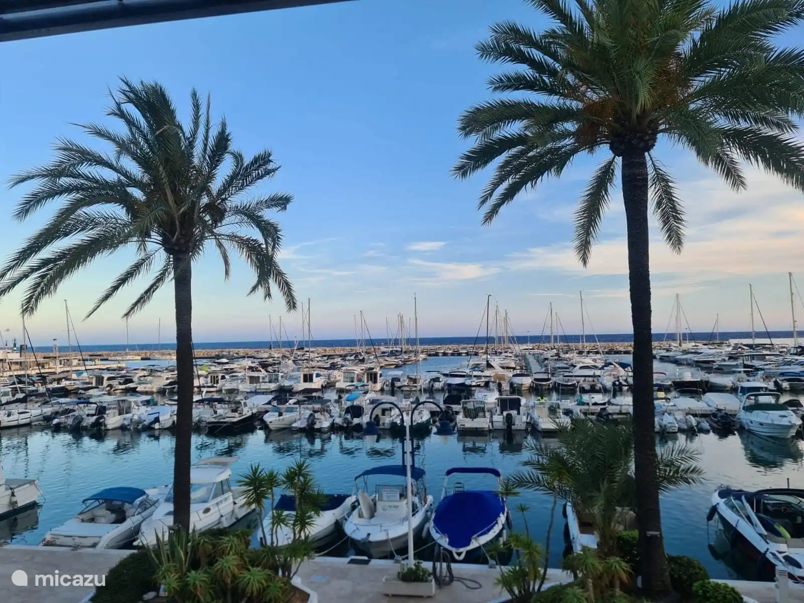 La marina à environ 20 minutes à pied, de belles vues, de nombreux restaurants et bars.