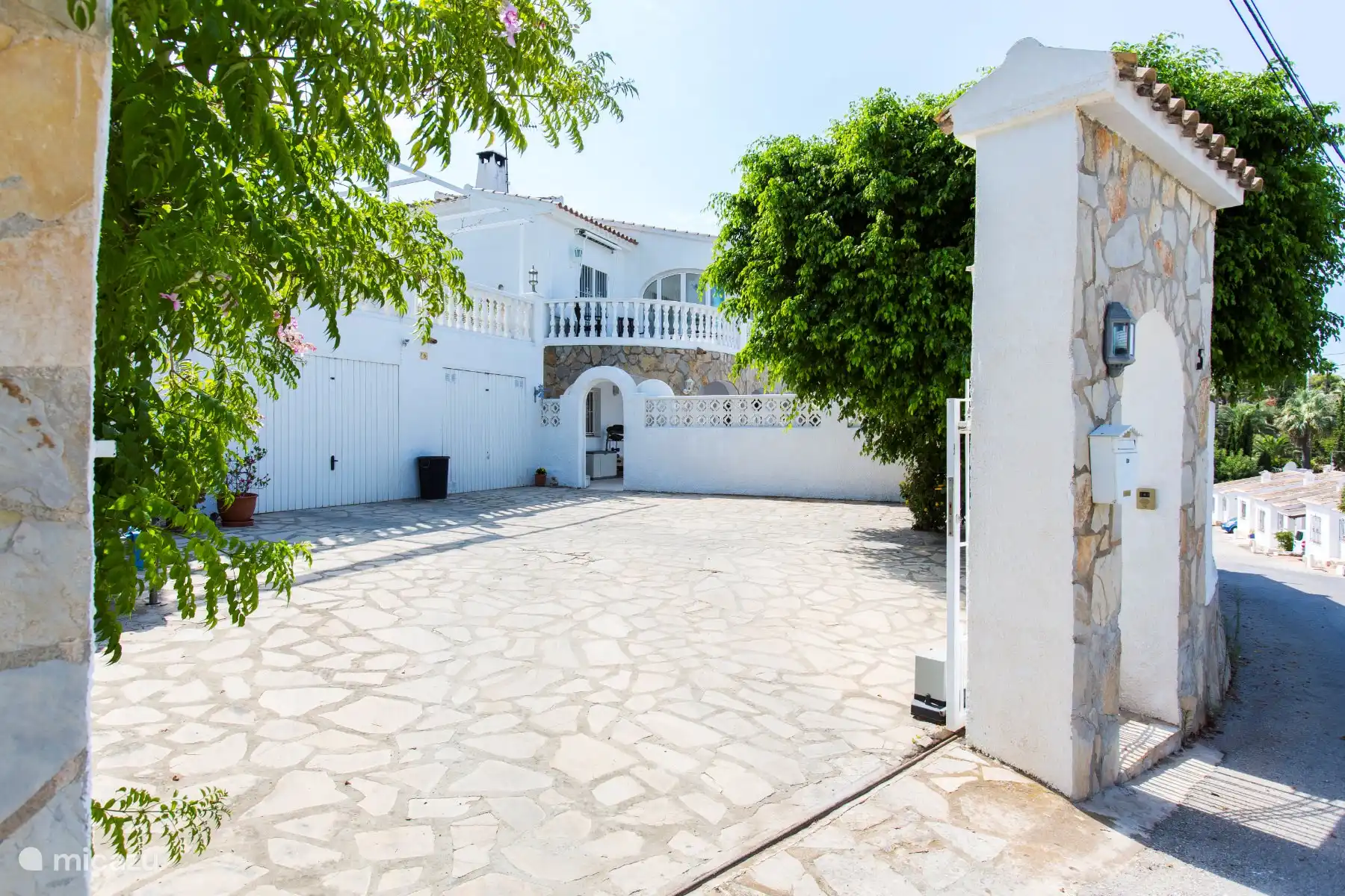 Grand parking disponible sur la propriété derrière un portail électrique.