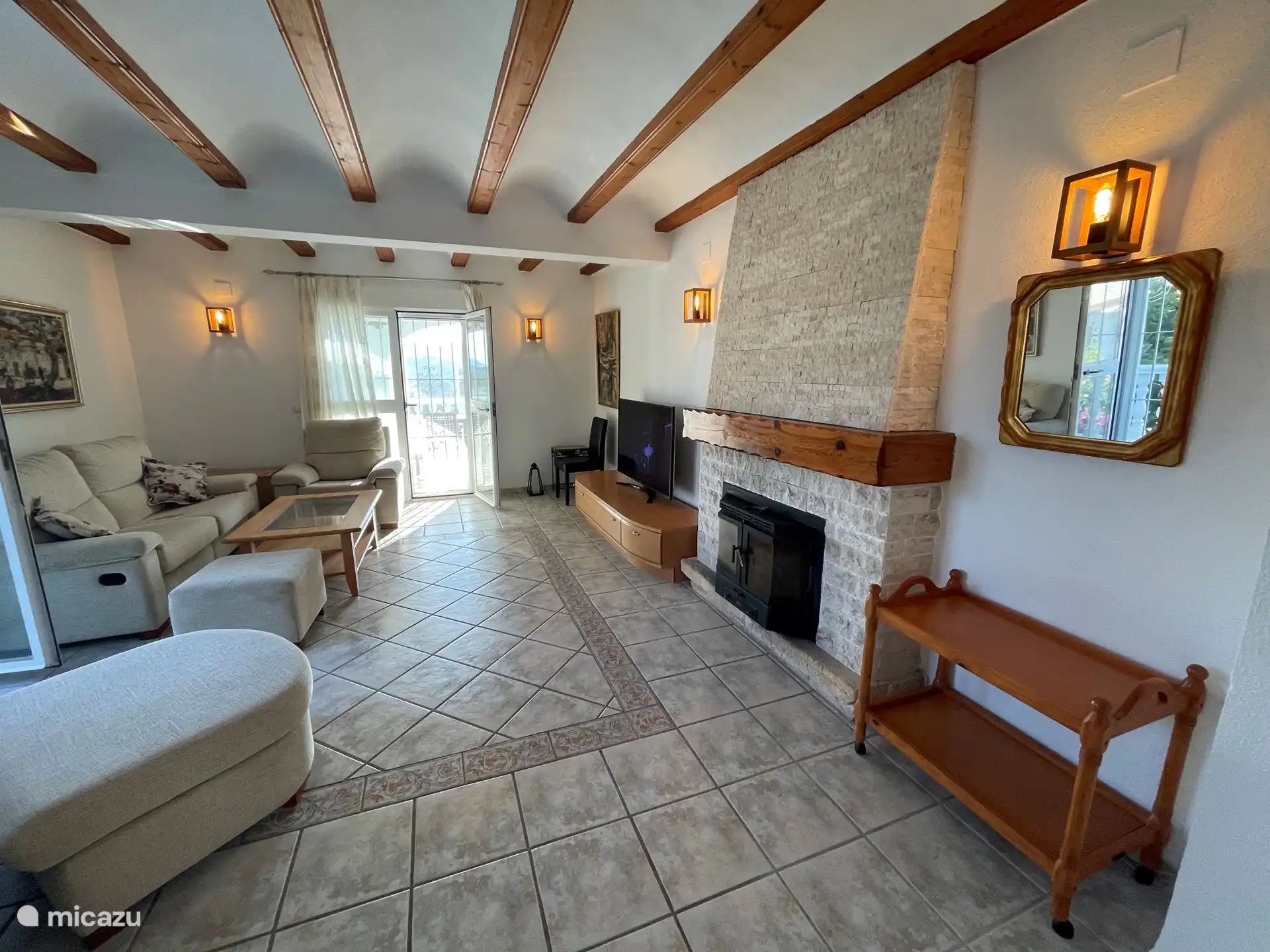 Le beau salon au deuxième étage offrant calme et confort. Une grande smart TV est également à votre disposition pour un film ou une actualité.