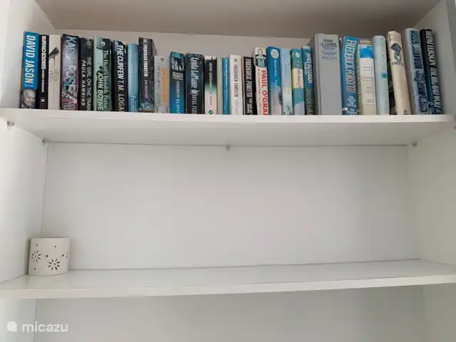 Villa, très bien situé, piscine privée | Espagne, Costa Blanca, Moraira - villa Petite bibliothèque dans l’appartement du haut avec des thrillers et des classiques de l’espionnage.