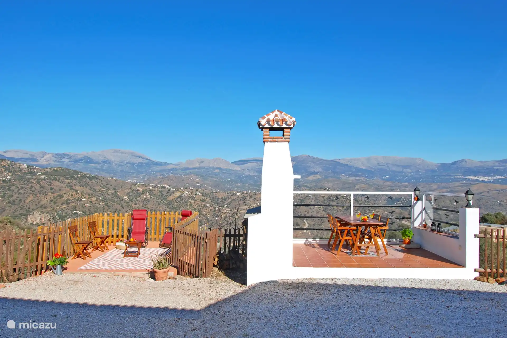 Las hermosas montañas Maroma a lo lejos.