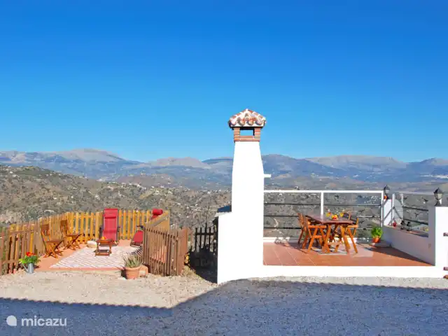 Casa Kambó en España, Costa del Sol, Comares - villa Las hermosas montañas Maroma a lo lejos.