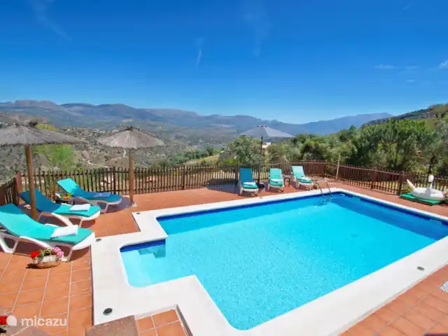 Casa Kambó en España, Costa del Sol, Comares - villa Sierra Tejeda a lo lejos.